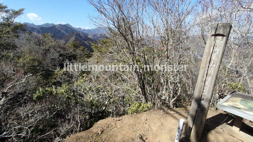 四阿屋山（771m）山頂は狭い！