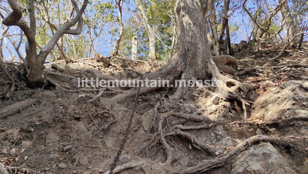 最後の難関！岩場の鎖をよじ登る