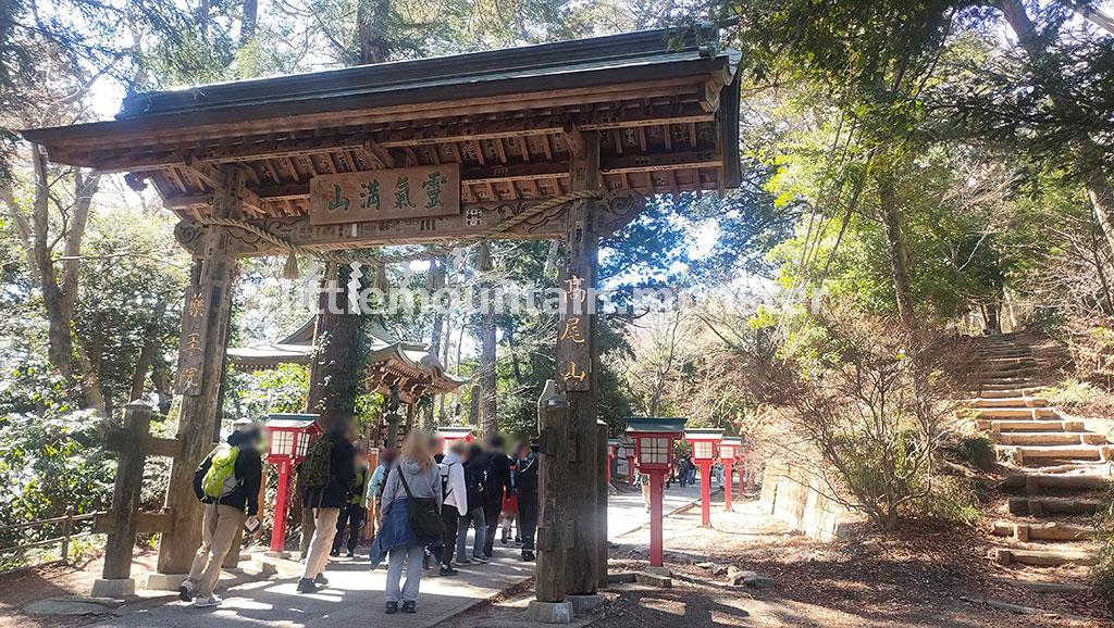 蛇滝(じゃたき)コースには、祈りと可愛らしい花がたっぷり