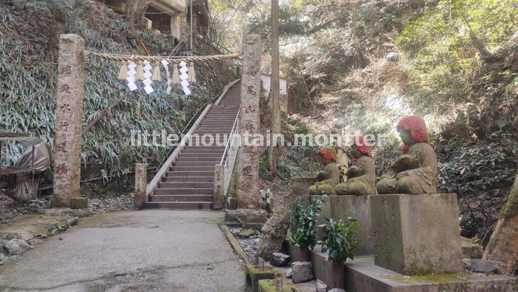 蛇滝(じゃたき)コースには、祈りと可愛らしい花がたっぷり