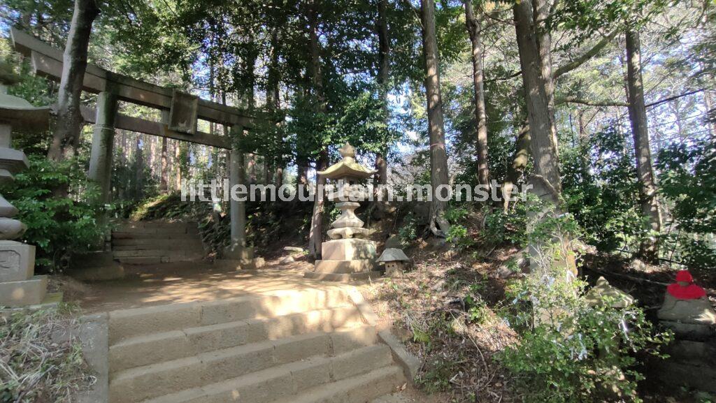 鐘ヶ獄の山頂目指し、浅間神社の参道を登る