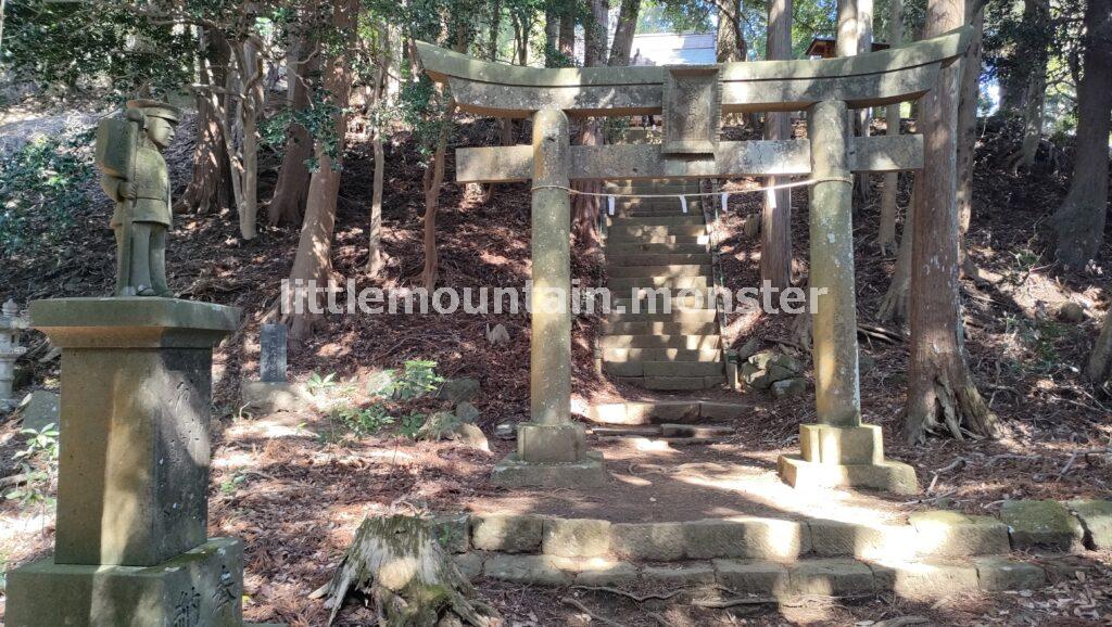 鐘ヶ獄の山頂目指し、浅間神社の参道を登る