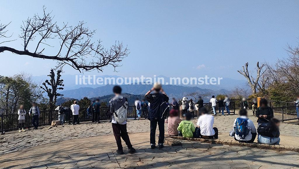 高尾山山頂（標高599m）大見晴台：富士山と桜はお預け(*ノ-；*)