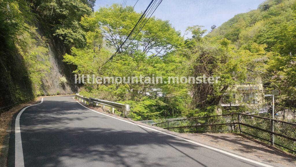 見逃さないで！橋を渡り、民家の横から浅利登山口へ