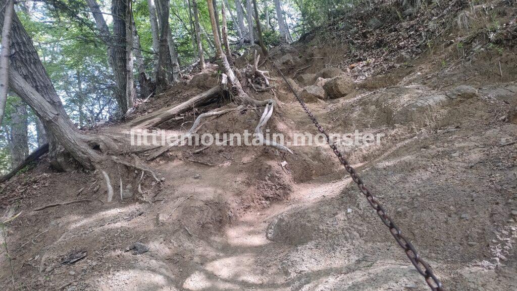 見逃さないで！橋を渡り、民家の横から浅利登山口へ