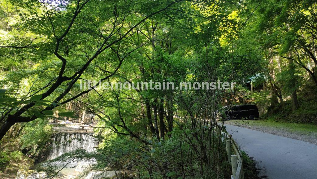 渓流沿いの舗装路から、登山道へ！鳥首峠を目指す