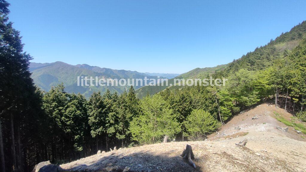 大持山まで:九十九折と急坂の連続