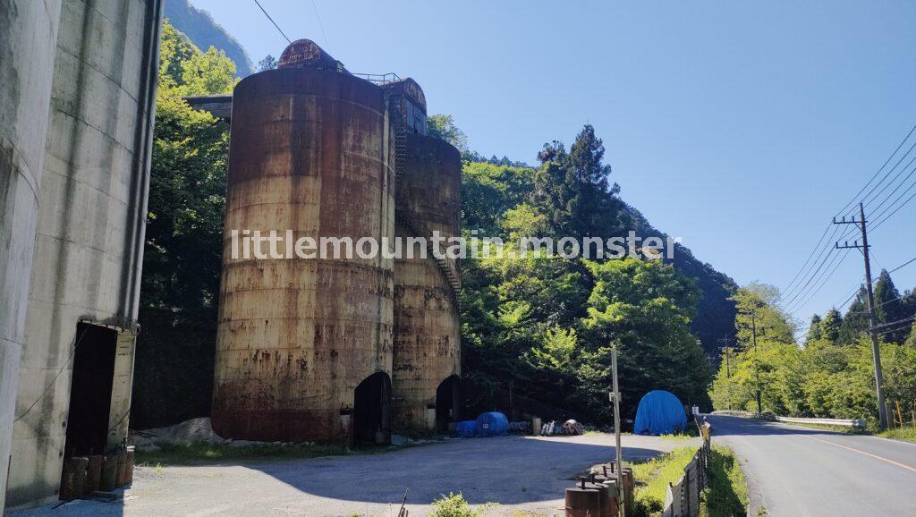 石灰石の工場群を愛でつつ、秩父鉄道・横瀬駅へ
