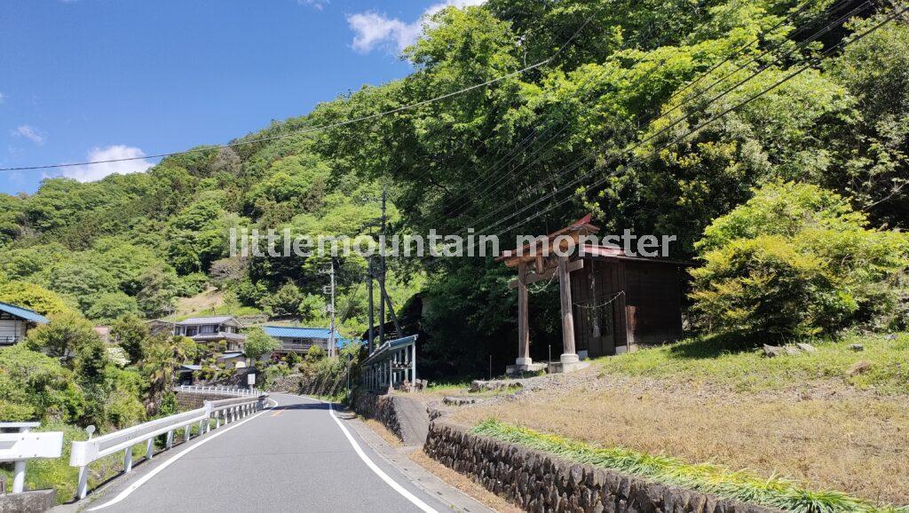 【スタート】万年橋バス停から男衾登山口まで舗装路を登る