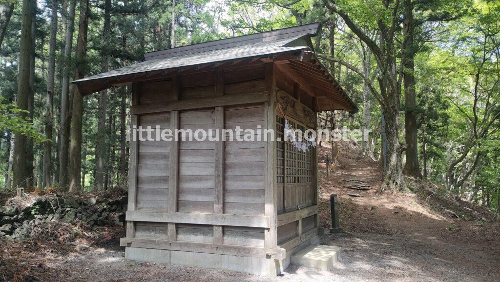 城峯山山頂へ！咲きかけツツジの道を行く