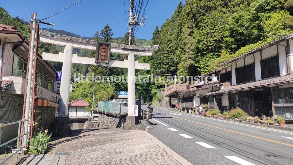 【スタート】大輪バス停・白い鳥居から古の祈りの道へ