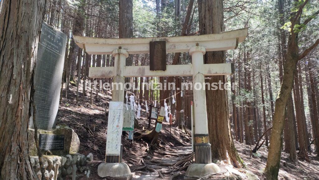 三峯神社の奥宮を参拝・ツツジが微笑んでくれました