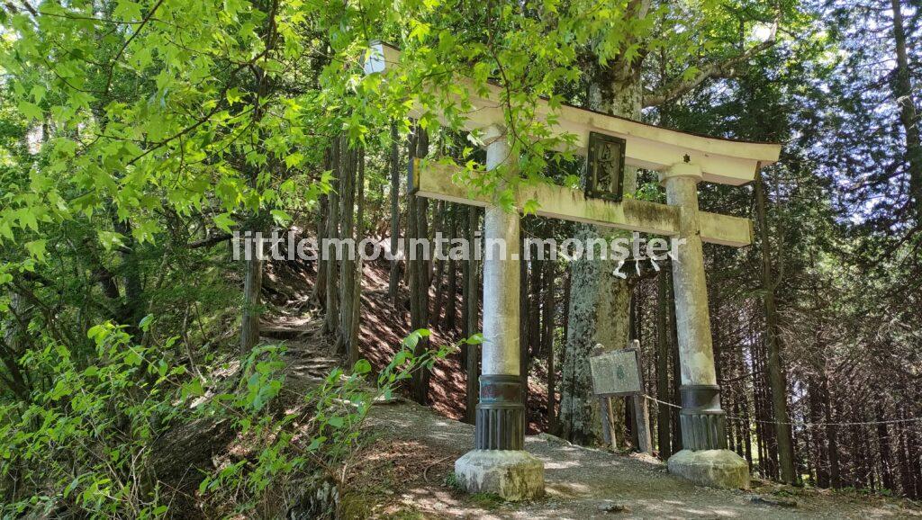 三峯神社の奥宮を参拝・ツツジが微笑んでくれました