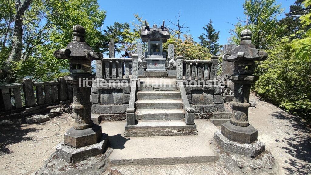三峯神社の奥宮を参拝・ツツジが微笑んでくれました