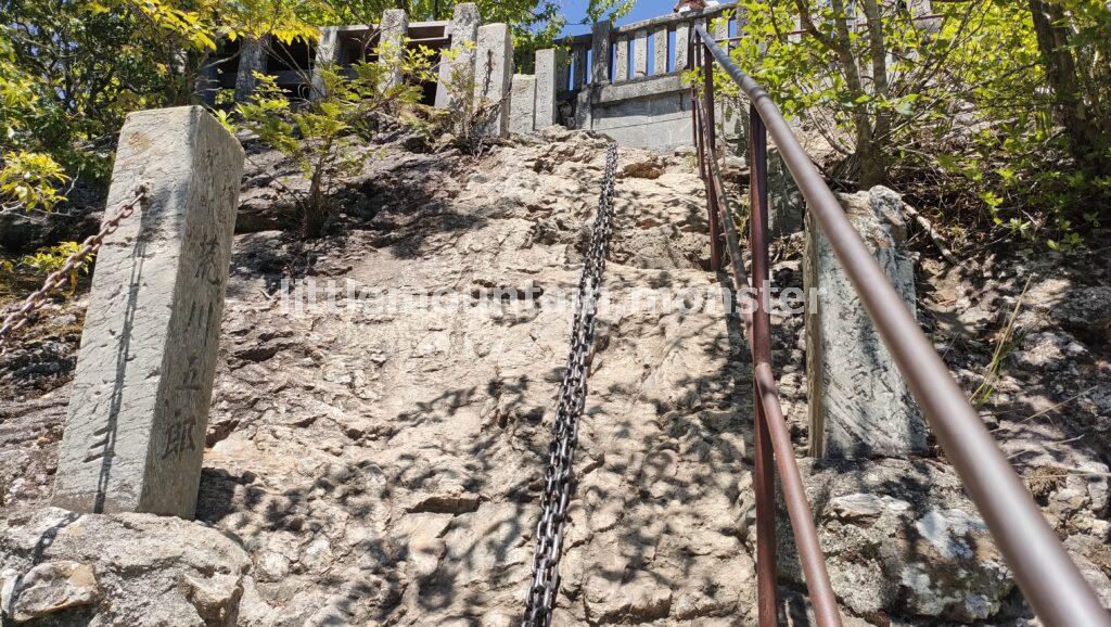 三峯神社の奥宮を参拝・ツツジが微笑んでくれました