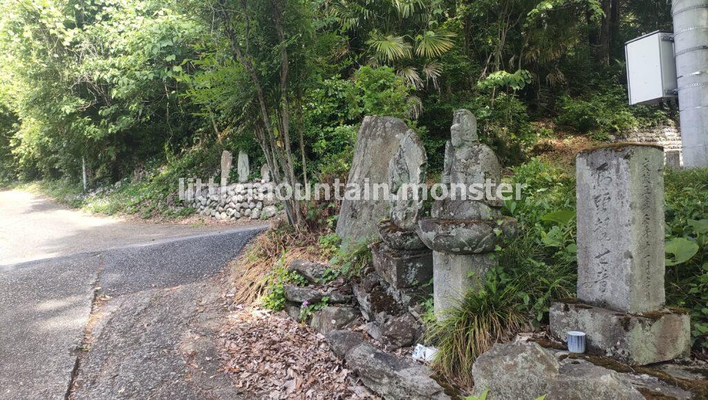 二本木峠を目指し、道端の仏さま、祠に手を合わせつつ標高を上げる