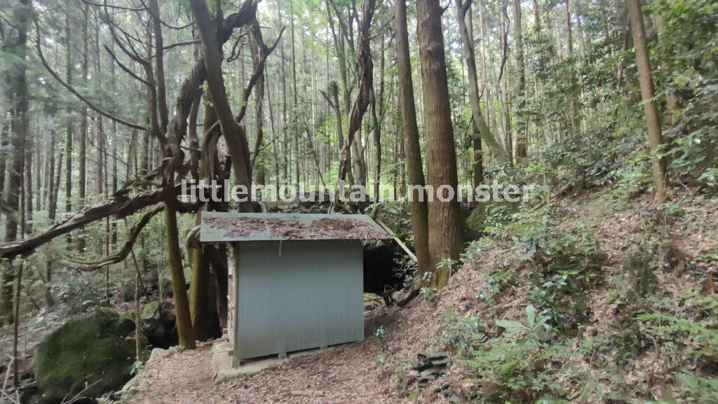 二本木峠を目指し、道端の仏さま、祠に手を合わせつつ標高を上げる