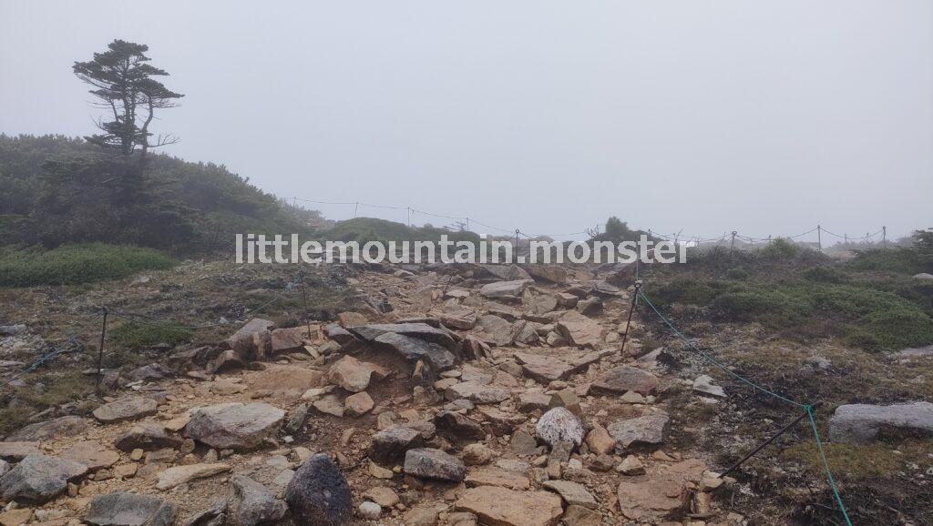 朝日岳(2,579m)を通過し、鉄山をまく