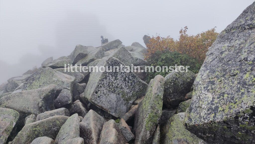 金峰山(2,599m)の頂上に到着⇔五丈岩へ