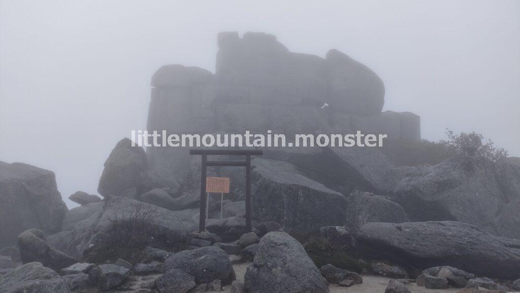 金峰山(2,599m)の頂上に到着⇔金峰山のシンボル!五丈岩へ