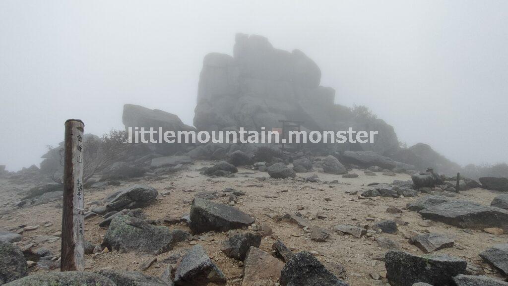 金峰山(2,599m)の頂上に到着⇔金峰山のシンボル!五丈岩へ