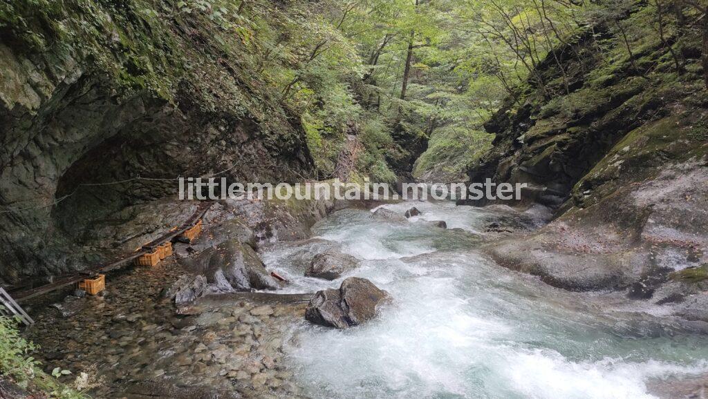 七ツ釜五段の滝を目指して、西沢渓谷をハイキング