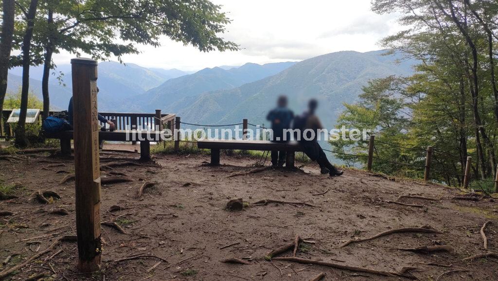 サス沢山（940m）→惣岳山（1348.5m）と登山コースを登り、御前山（1,405m）頂上へ