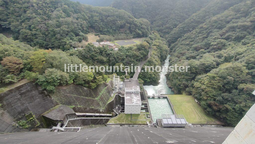 奥多摩湖バス停を出発！小河内ダムの上を歩いていくよ