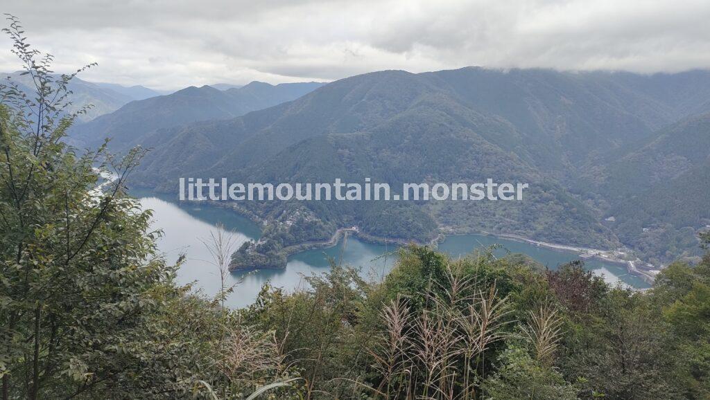 サス沢山（940m）→惣岳山（1348.5m）と登山コースを登り、御前山（1,405m）頂上へ