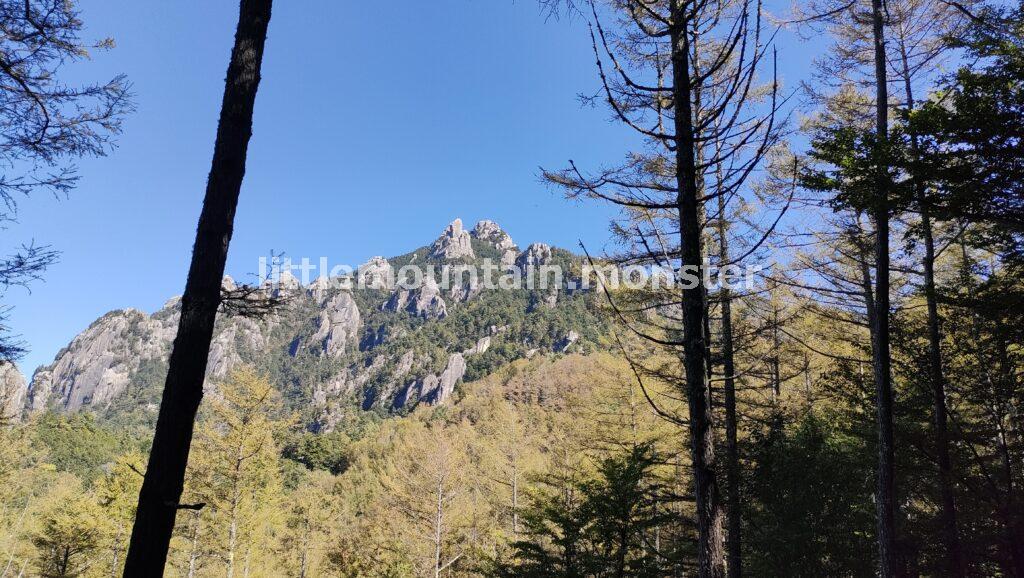 桃太郎岩までは、岩多めの登山道を登る