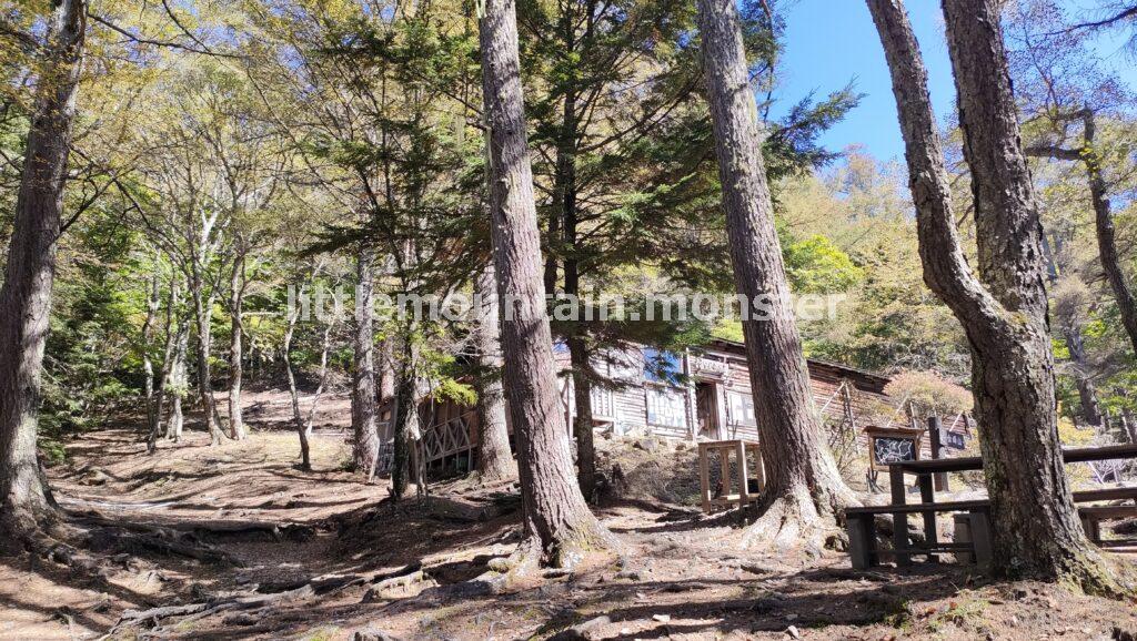 桃太郎岩までは、岩多めの登山道を登る