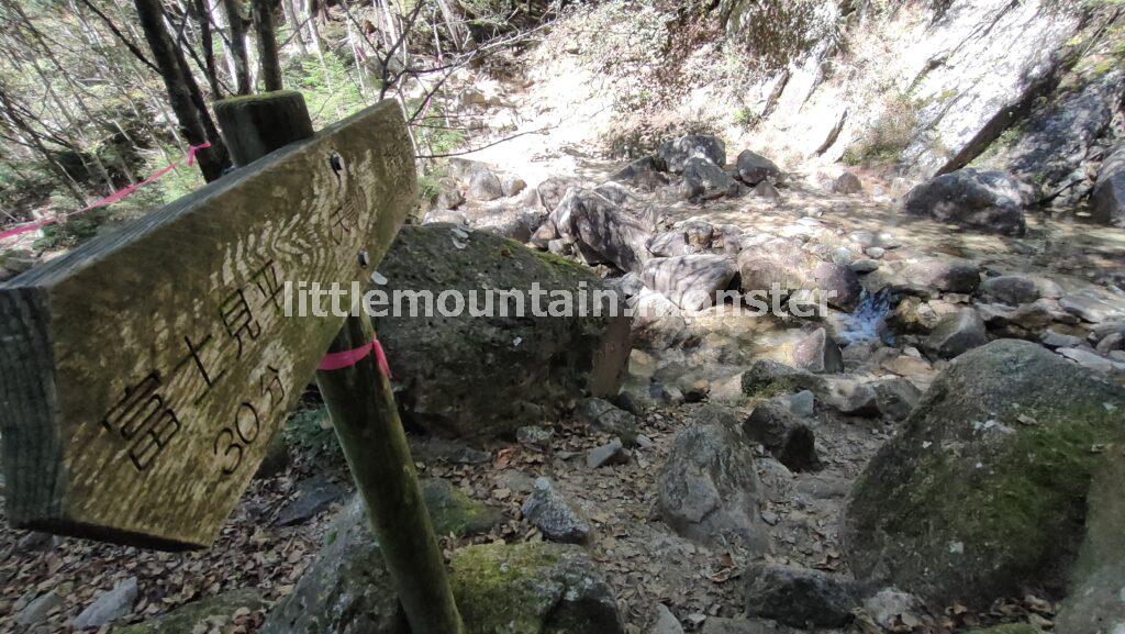 桃太郎岩までは、岩多めの登山道を登る