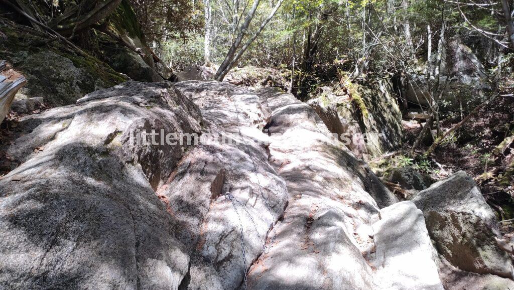 桃太郎岩までは、岩多めの登山道を登る