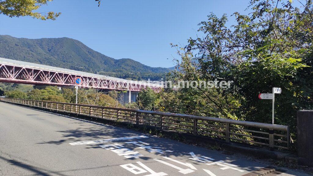 百蔵山の登山口（福泉寺）までコンクリの道を進む