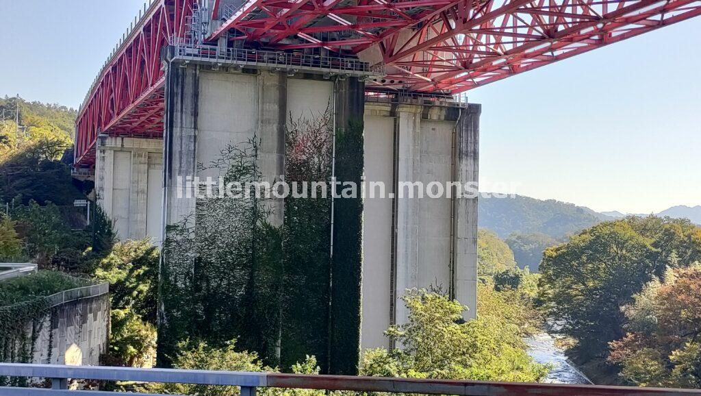 百蔵山の登山口（福泉寺）までコンクリの道を進む