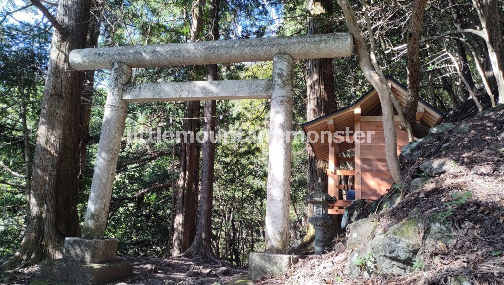 鳥居に一礼！石仏さまに祈りながら参道を登る