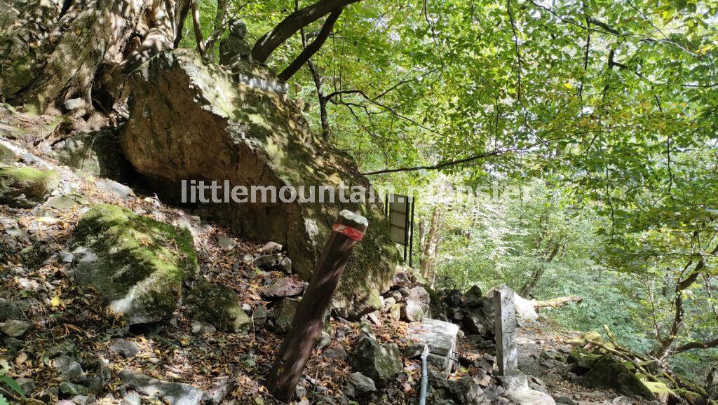 鳥居に一礼！石仏さまに祈りながら参道を登る