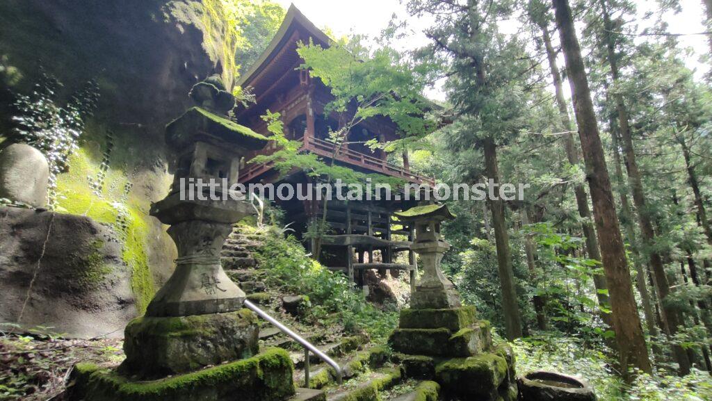 秩父札所第26番圓融寺の奥の院：舞台づくりの岩井堂（観音堂）