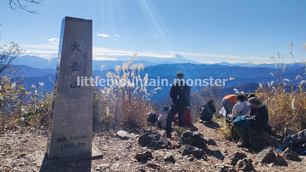 大岳山山頂（1266.4m）で、嘴平伊之助を思う。笑