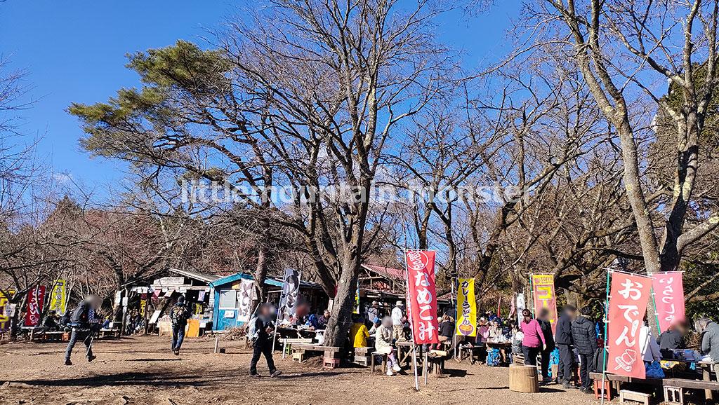 高尾山を目指す途中に小仏城山（670.3m）がありました