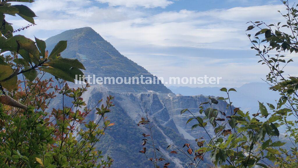 この登山コースで唯一展望のある山頂!焼山(850 m)